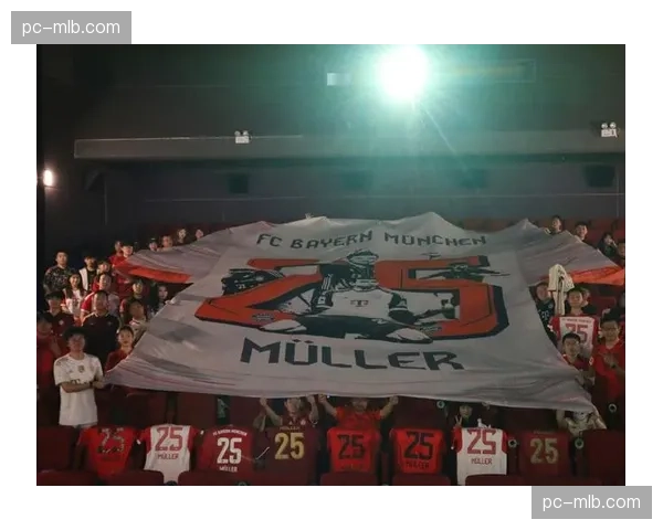 现场：拜仁主场安联球场赛前打出巨型TIFO，致敬即将离任的托马斯·穆勒