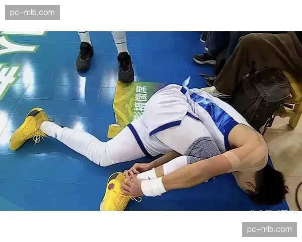 暖心时刻：比赛因球迷突发疾病暂停，双方队医联手进行紧急救治