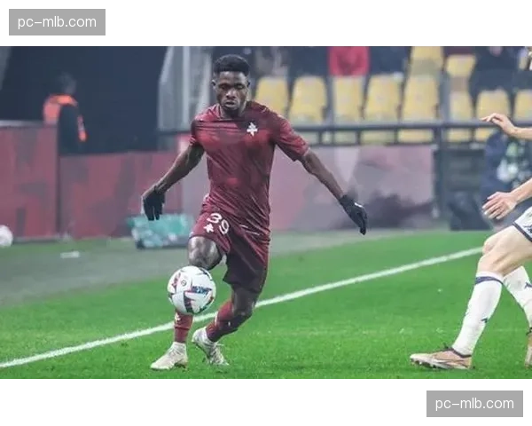 特写：位于东京的官方球迷公园，日本球迷在凌晨观看朗斯队比赛